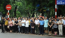 Xúc động hình ảnh người dân tiễn đưa Chủ tịch nước Trần Đại Quang